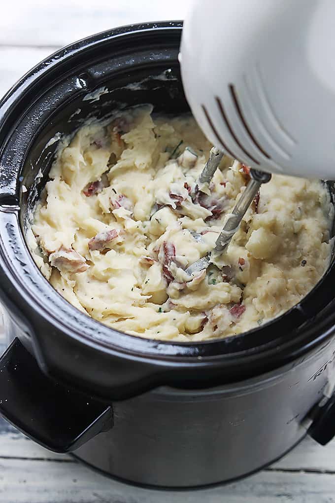 https://theschmidtywife.com/wp-content/uploads/2018/11/slow-cooker-galric-herb-mashed-potatoes-8.jpg