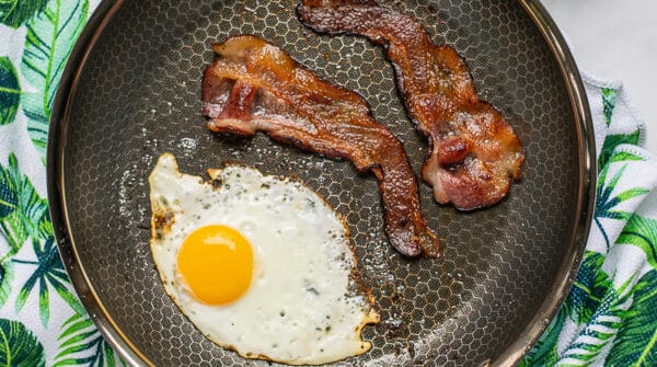 egg and bacon in the Mealthy non-stick frying pan review